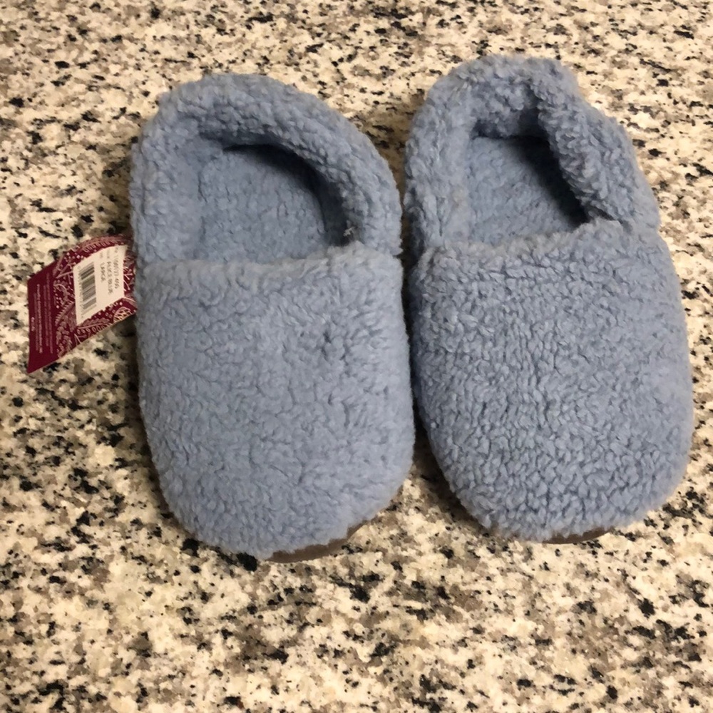 - Muk Luks Women’s Slippers in Size Large 9-10